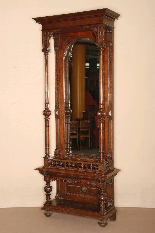 Aufwendiger Flurspiegel, deutsch, um 1870/80, Weichholz und Eiche massiv, Baldachinauffassung, Spiegel facettiert, freistehende SÄulen bzw. ...