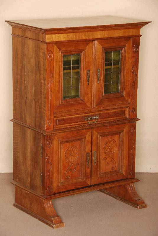 JugendstilschrÄnkchen, sÜddeutsch/ Raum MÜnchen, um 1902/06, historizistisch mit starken Jugendstilelementen, Wurzelnuß- bzw. Nußbaumfurnier, ...