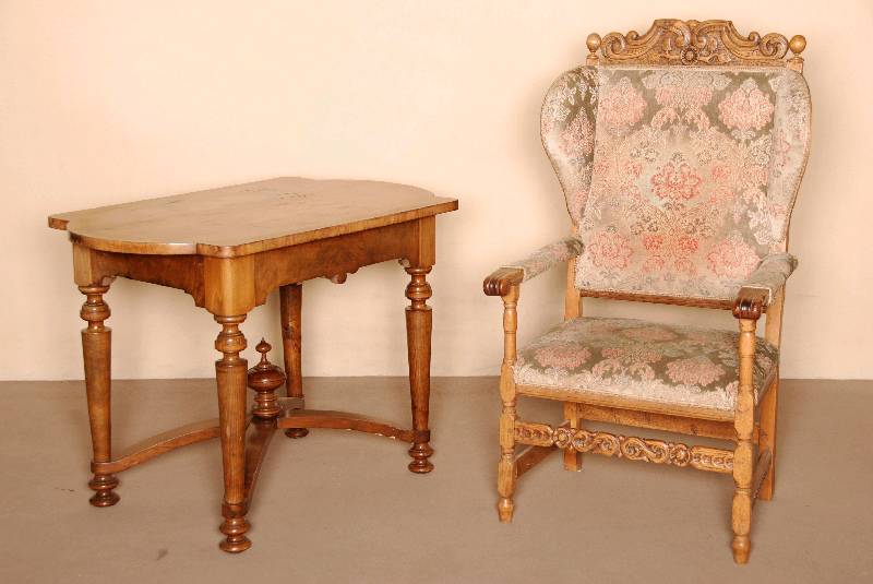 Beistelltisch, deutsch, um 1880, Korpus Weichholz und Buche massiv, Wurzelnußfurnier doppelt gespiegelt verlegt, sehr schÖnes Furnierbild, ...
