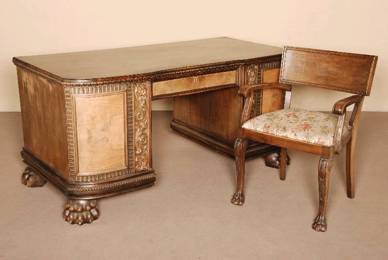 Renaissancestilschreibtisch, deutsch, um 1910, Korpus Hartholz/Weichholz, auf Rahmen gearbeitet, Nußbaum massiv, Zierleisten und -teile ...