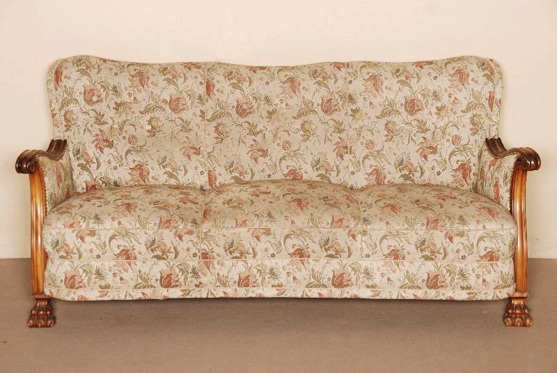 3-sitzer Sofa, deutsch, um 1935/38, Barockstil mit Renaissanceelementen, Bezug und Polsterung aus der Zeit, stÄrkere Gebrauchsspuren, nicht frei ...