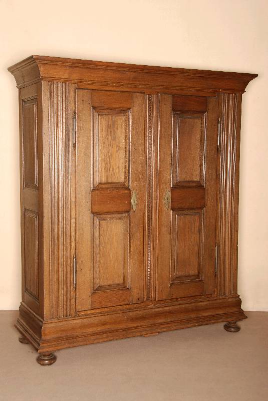Schrank, sÜdwestdeutsch/Pfalz Richtung ZweibrÜcken, um 1820/30, Eiche massiv, komplett auf Rahmen gearbeitet, Mittelteil mit ...