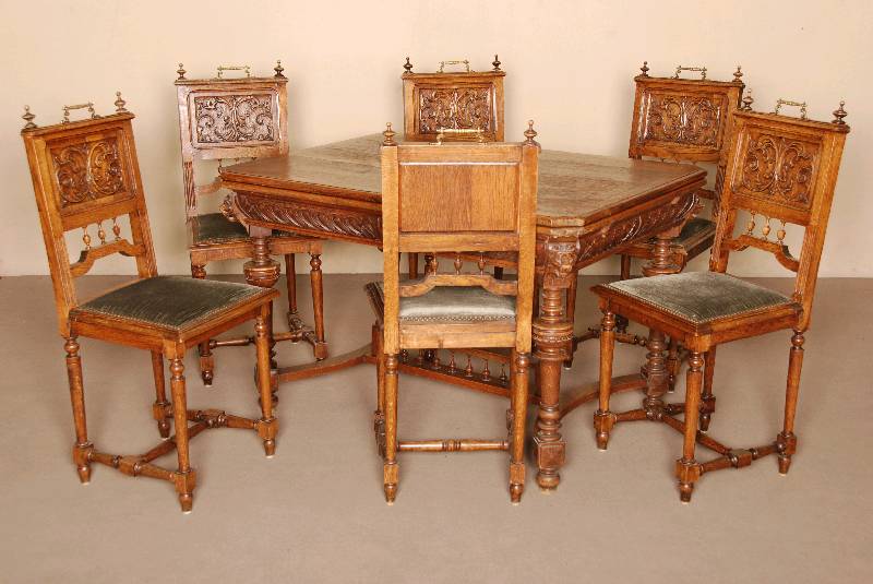 Ausziehtisch und 6 StÜhle, Belgien, um 1890/1900, Eiche massiv, im sogenannten franzÖsischen Landhausstil, auf Rahmen gearbeitet, reiche ...