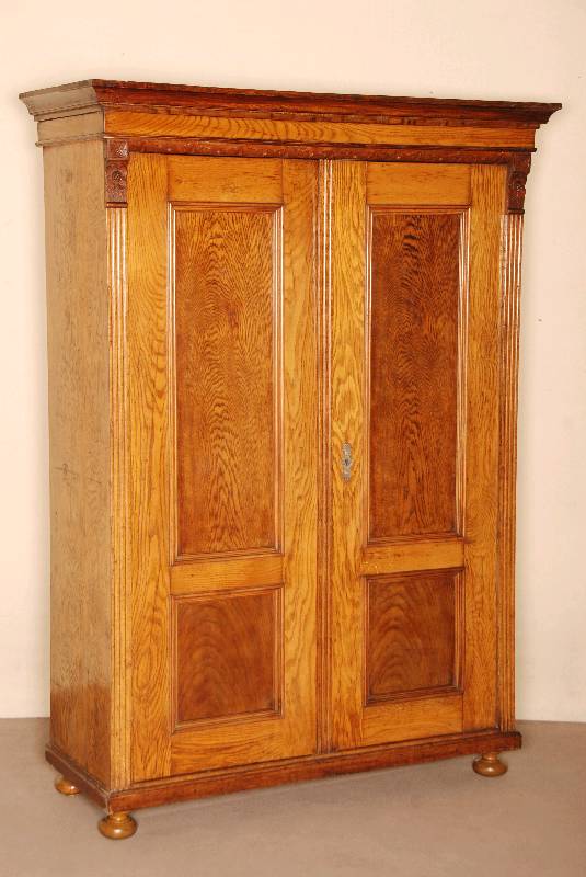 GrÜnderzeitschrank aus massivem Eichenholz, zweitÜrig mit einer Ablage und Kleiderstange im Inneren, farblich abgesetzte TÜrfÜllungen und eine ...