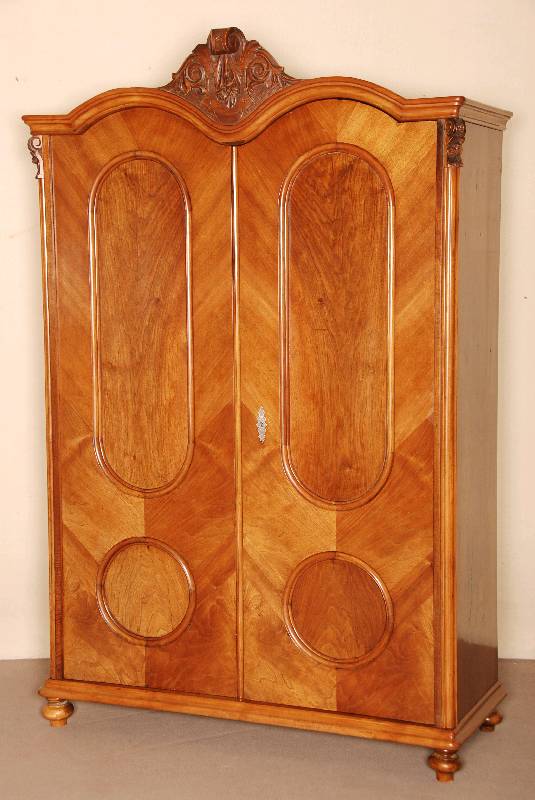 Schrank, Barockstil, 2. HÄlfte des 19. Jhds. zweitÜrig, vertiefte FÜllungsfelder, dekorative geschnitzte BekrÖnung des doppelbogigen Gesimses, ...