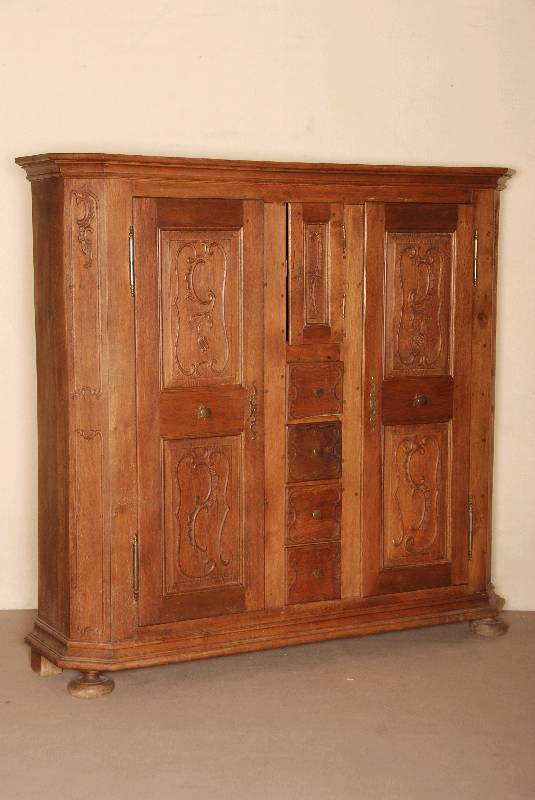 Vielzweckschrank, norddeutsch, Eiche massiv, auf Rahmen gearbeitet, Inlets einfach getreppt, Rocaillen und Blumen in asymetrischer Anordnung aus ...