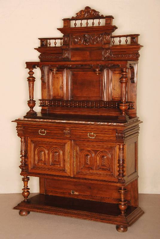 Zusammengesetztes AufsatzmÖbel, wohl Frankreich, um 1890/1900, Korpus Eiche und Weichholz massiv, Front und Seiten bzw. Zierelemente Nußbaum ...