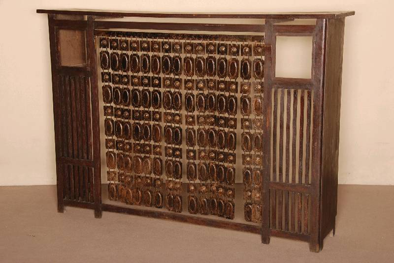 Jugendstil-Kaminverkleidung, Darmstadt, um 1910, wohl Riemerschmid, Metall und Eiche dunkel gebeizt, aufwendig aus einzelnen MetallplÄttchen ...