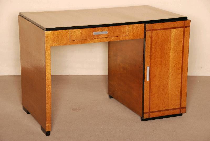 ArtDeco-Schreibtisch, Frankreich, um 1930, Eiche, teilweise schwarz abgesetzt, Chromgriffe, klare geometrische Formensprache, minimale ...