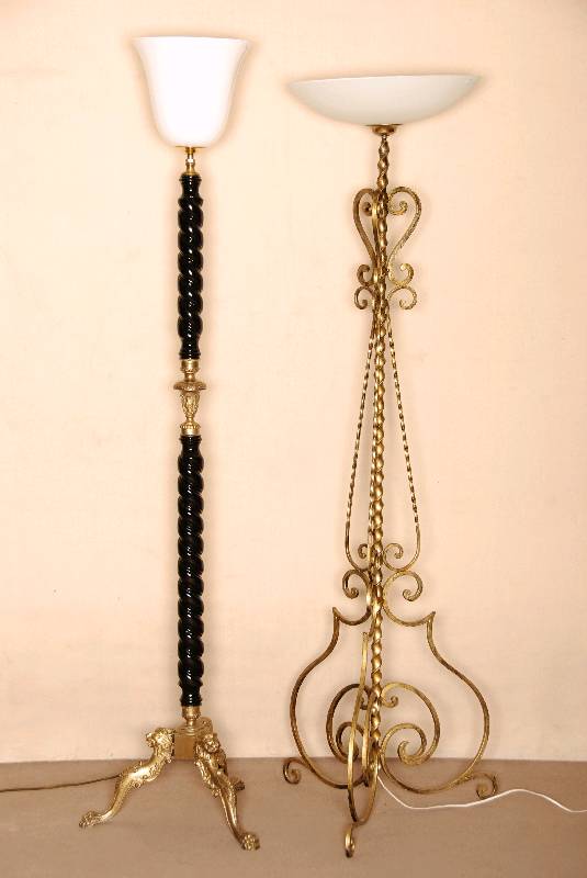 Stehlampe, Frankreich, um 1930, fein ausgearbeitet Messingmontur in Form von LÖwenkÖpfen, tulpenfÖrmiger Opalglasschrim, Elektrifizierung nicht ...