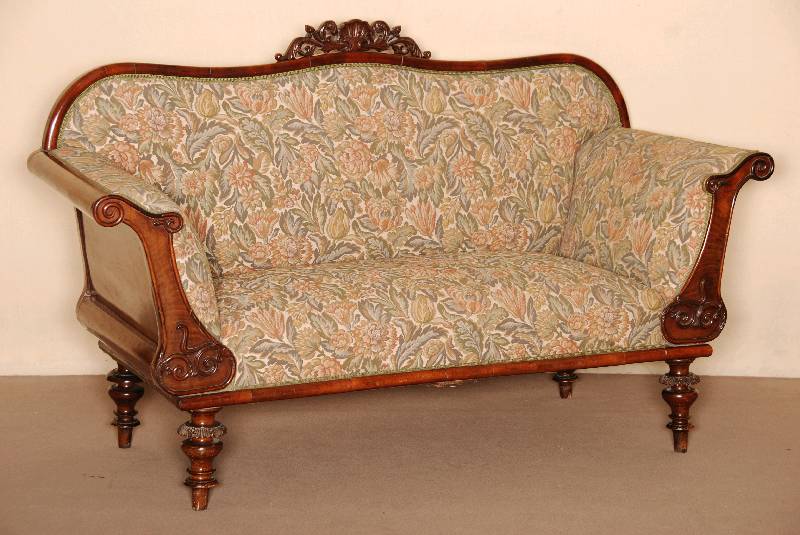 2-sitzer Couch, norddeutsch, nach englischem Vorbild von 1845/50, Korpus Weichholz, Mahagoni massiv, aufgesetzte Schnitzereien in Muschel und ...