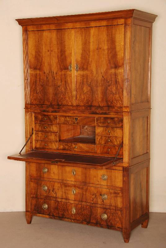 SekretÄr, sÜddeutsch, um 1780, Louis-Seize, Korpus Weichholz, z.T. Nußbaum massiv, Nußbaum furniert, auf Spitzbeinen, Lisenen durchgehend ...
