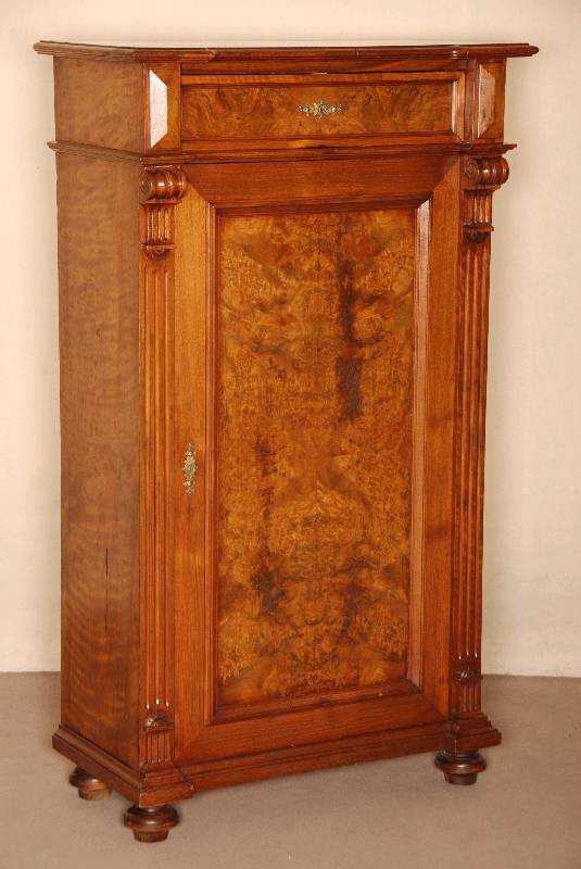 Vertiko, deutsch, um 1880, GrÜnderzeit, Korpus Weichholz, Nußbaum furniert, z.T. Wurzelnuß, Lisenen auslaufend in Voluten, 1 -tÜrig mit ...