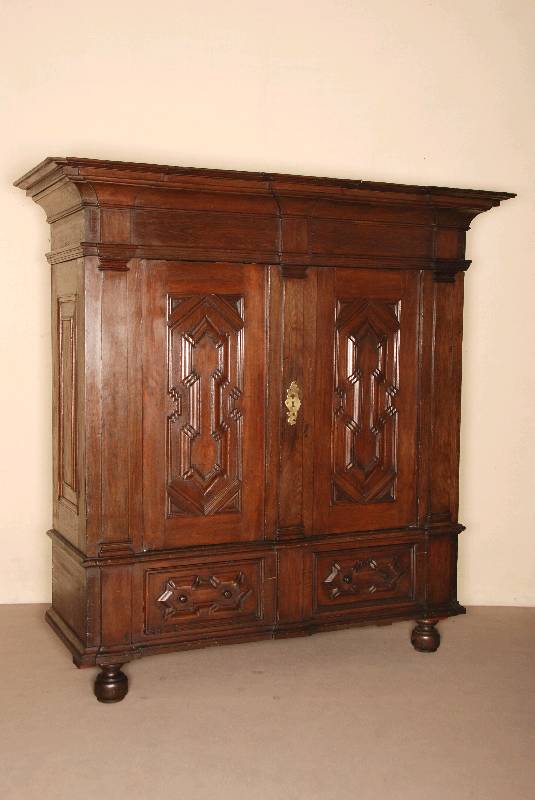 Dielenschrank, deutsch/Hamburg, um 1760/70, komplett auf Rahmen gearbeitet, Eiche massiv, Inlets 3- bzw. 4-fach getreppt, aufgelegte VerkrÖpfung, ...
