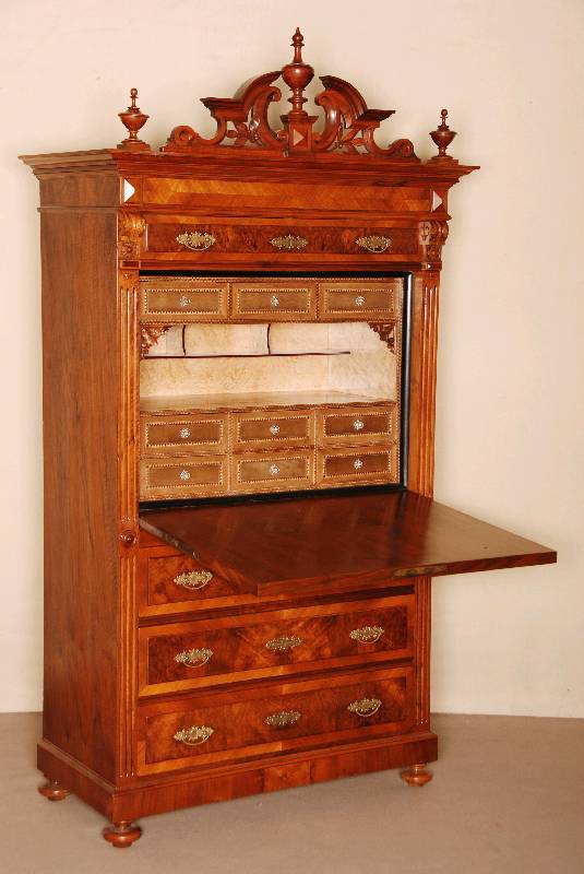 StandsekretÄr, deutsch, um 1880, GrÜnderzeit , Korpus Weichholz, gespiegeltes Wurzelnußfurnier, auf gedrÜckten KugelfÜßen, 4 Schubladen und ...