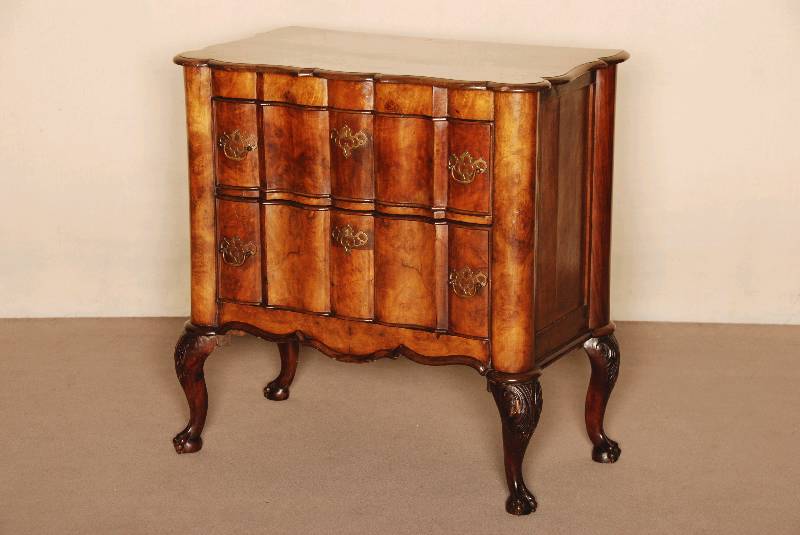 Kommode, Holland, um 1880, Barockstil, Korpus Eiche, Nußbaum, z.T. Wurzelnußfurnier, auf gebogenen Beinen, in Tatzen auslaufend, Zarge ...