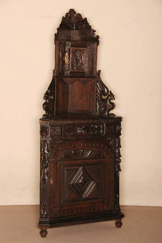 Eckschrank, England, um 1880, viktorianisch, Eiche massiv, TÜr mit geschnitzten FÜllungen, karofÖrmig kassettiert, Schublade mit stilisiertem ...