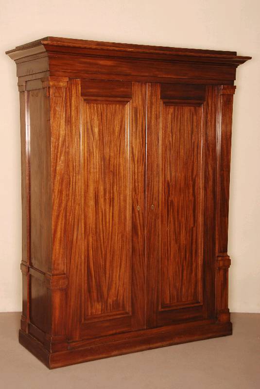 Schrank, deutsch, um 1900, Mahagoni massiv, z.T. furniert, gerader Korpus, auf schwerer Fußleiste, original schlichte Front mit langezogenen ...