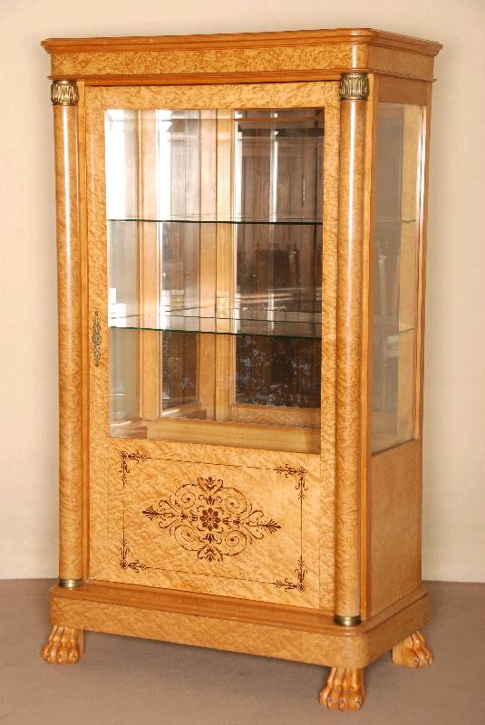 Vitrine, deutsch, um 1920, ArtDeco, Korpus Weichholz, Vogelahorn furniert, auf TatzenfÜßen, Lisenen mit vorgesetzten SÄulen dekoriert, mit ...