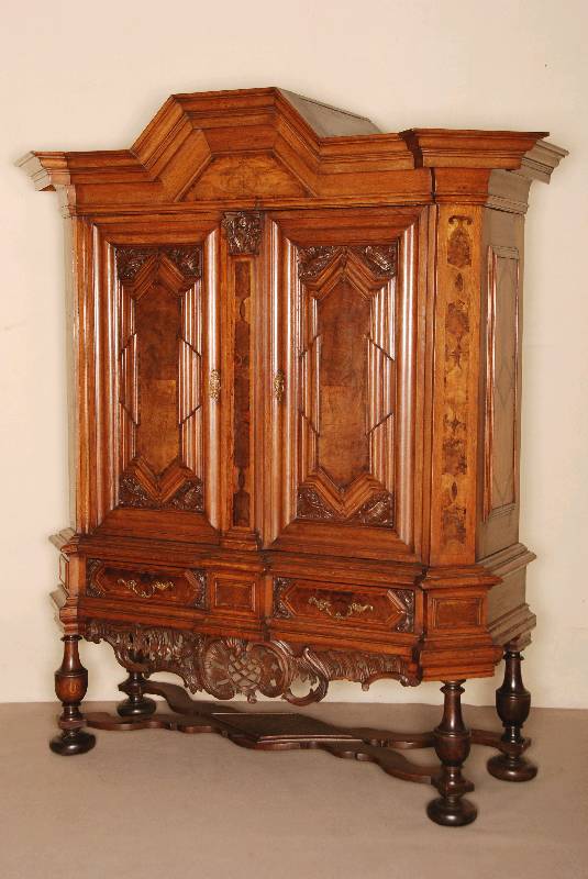 Stollenkabinettschrank, Mark Brandenburg, um 1750, Korpus Eiche, Wurzelnußfurnier, zweitÜriger Schrankaufsatz mit vorkrakendem sogenanntem ...