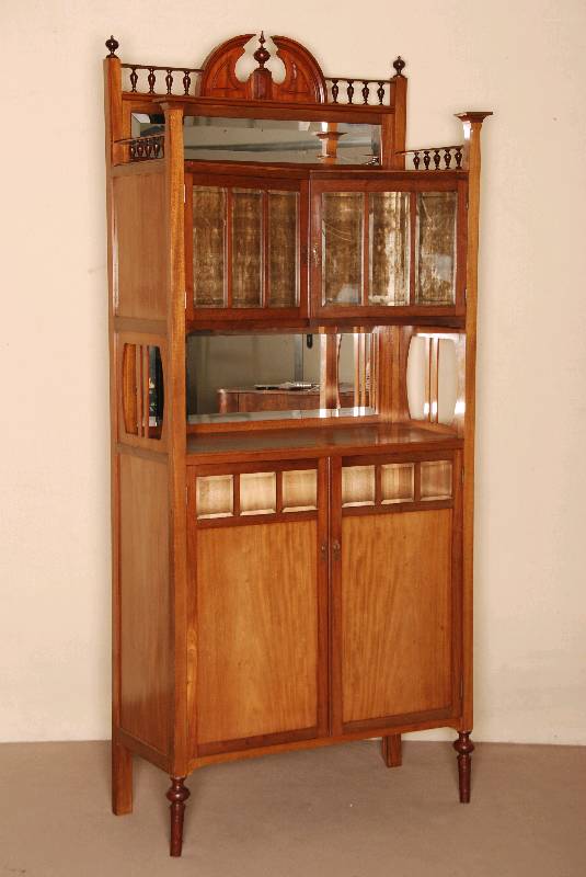 Prunkbuffet, Holland, um 1900, Mahagoni massiv, RÜckseite z.T. Weichholz, auf gedrechselten Beinen, Unterteil 2-tÜrig, diese im oberen Bereich ...