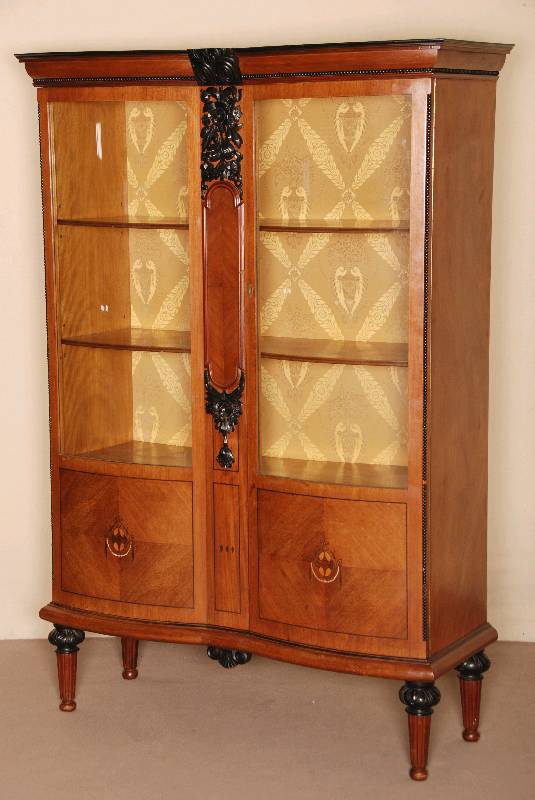 Vitrine, deutsch, um 1910, Korpus Weichholz, Mahagoni furniert, auf gedrechselten Beinen, Front vertikal doppelt in sich gebogen, TÜren unten mit ...