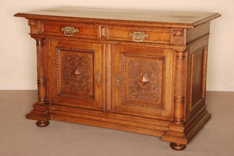 Anrichte, deutsch, um 1880, Korpus Weichholz , Eiche z.T. massiv, auf KugelfÜßen, schwere Fußleiste, mehrfach getreppt und profiliert, Lisenen ...