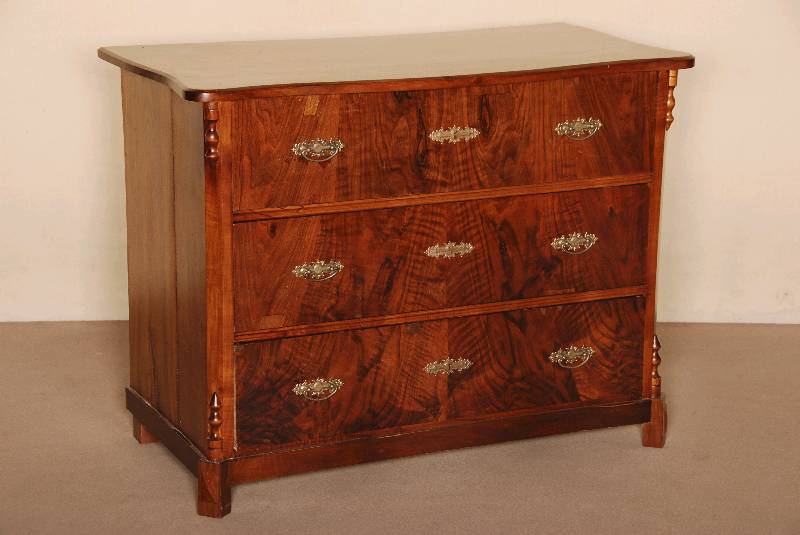 Kommode, sÜddeutsch/Österreich, um 1870/80, Korpus Weichholz, Nußbaum furniert, abgeschrÄgte Ecken, in Voluten auslaufend, 3 große Schubladen ...