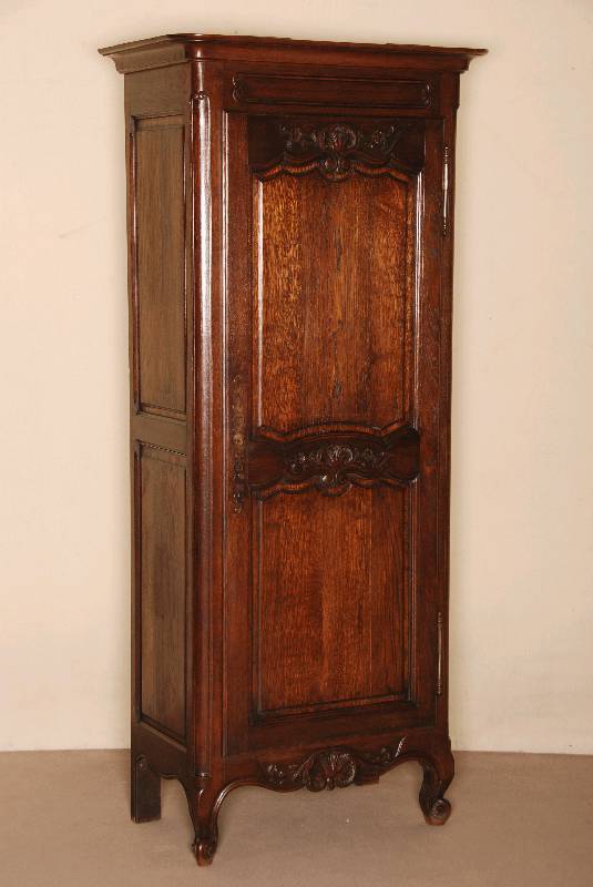 Schrank, Frankreich, um 1930, Eiche massiv, z.T. furniert, Barockstil, nach dem Vorbild von 1780, auf gebogenen Beinen, abgerundete Ecken, ...