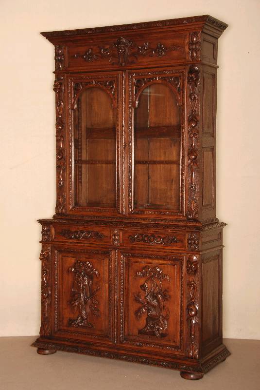 Schrank, Frankreich, um 1870, Eiche massiv, mit Glasaufsatz, sogenanntes Jagdbuffet, auf gedrÜckten KugelfÜßen, Lisenen und TÜrfÜllungen ...