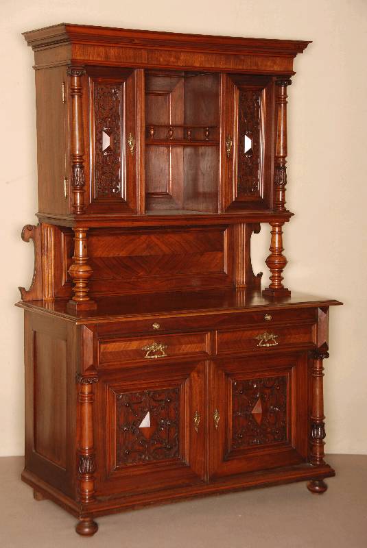 Aufsatzbuffet, deutsch, um 1870, GrÜnderzeit , Korpus Weichholz, z.T. Eiche, Nußbaumfurnier , auf KugelfÜßen, Lisenen mit gedrechselten ...
