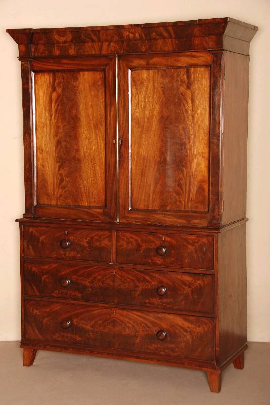 Kabinettschrank, England, um 1820, Biedermeier, Korpus Weichholz, Mahagoni massiv , Mahagonifurnier, gerades Unterteil mit 2 großen und 2 kleinen ...