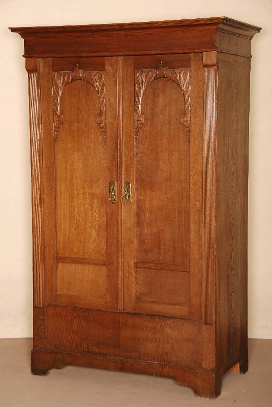 Schrank, deutsch, um 1900, Jugendstil, Korpus Weichholz, Eichefurnier, Lisenen gerieft, FÜllungen mit floraler Flachschnitzerei in Bogenform, ...