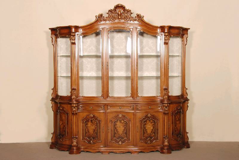 Aufsatzprunkvitrine, Italien, um 1960, Korpus Weichholz, z.T. Tischlerplatte, Nußbaum furniert, mittig breite Fußleiste, mehrfach gebogen, ...