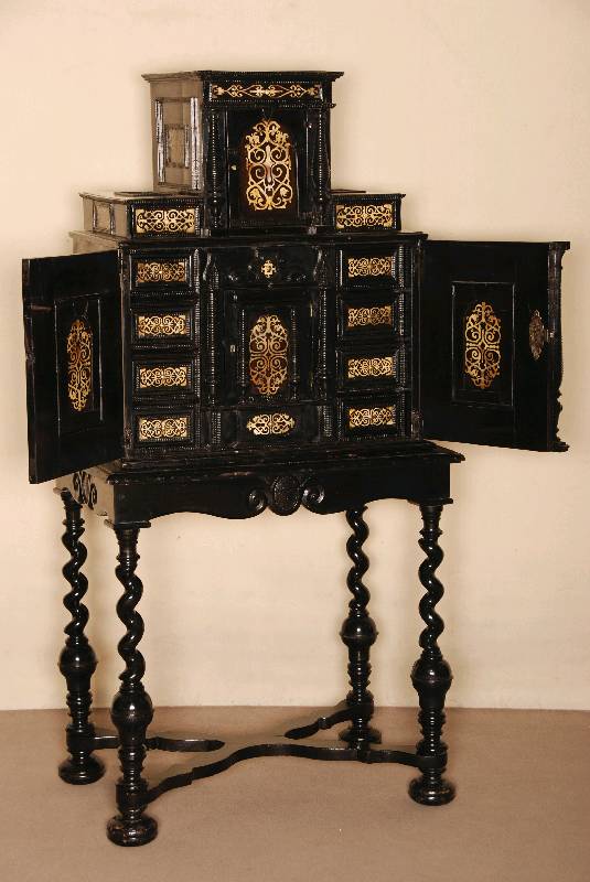 Kabinett- bzw. Tabernakelschrank, deutsch, um 1760, Umgebung Bodensee, auf StollenfÜßen, Korpus Weichholz und Obstholz, ebonisiert, auf ...