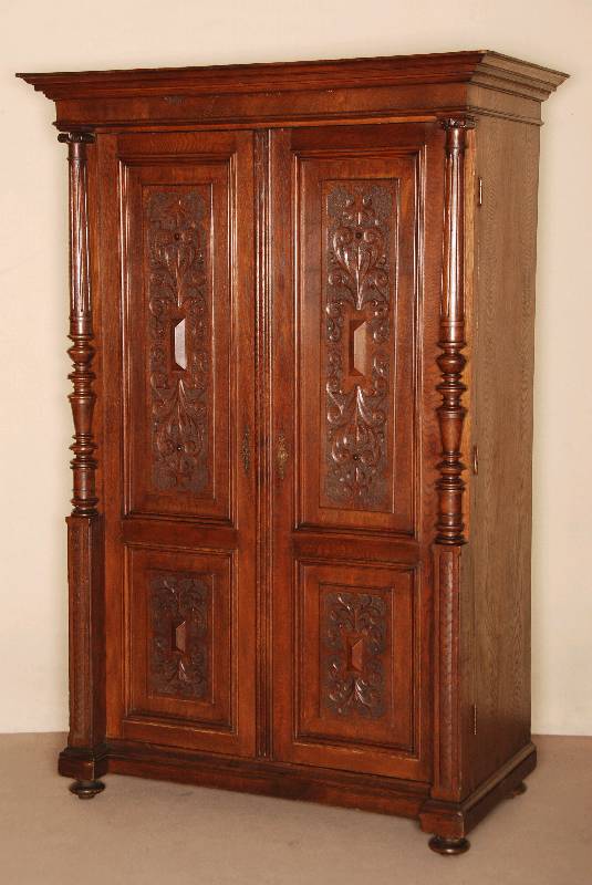 Schrank, deutsch, um 1880, GrÜnderzeit, Korpus Weichholz, Eiche furniert, z.T. massiv, auf gedrÜckten KugelfÜßen, Lisenen mit vorgesetzten ...