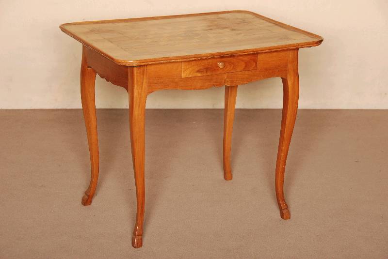 Kleiner Beistelltisch, westdeutsch/wohl Pfalz, um 1760, Nußbaum massiv, Nußbaumfurnier, Zarge z.T. Weichholz, 1 Teil ersetzt, Platte reich ...