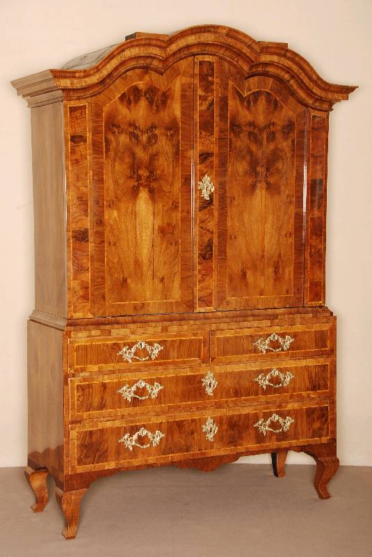 Kabinettschrank, Schweden, um 1730/40, Korpus Eiche massiv, Wurzelnußfurnier, z.T. quer furniert, Bandintarsien, original einfache ...