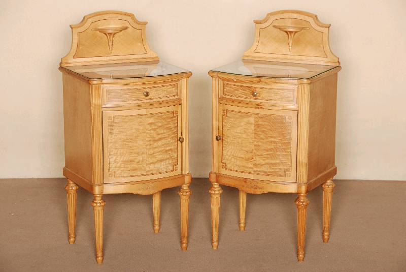 NachtschrÄnkchen, Holland, um 1920, ArtDeco, Korpus Weichholz und Ahorn- bzw. Birkefurnier, auf gedrechselten Beinen, gebogene Front, mit ...