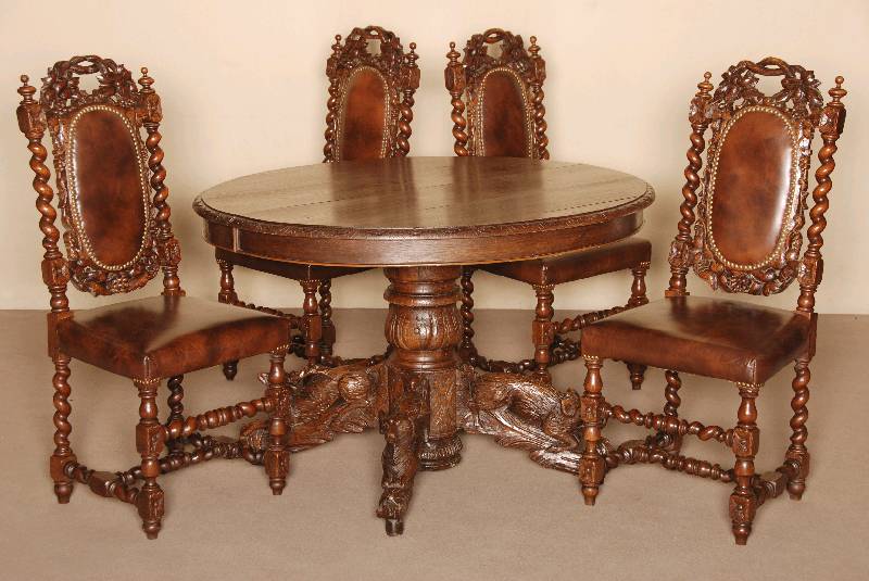 Tisch und 4 StÜhle, Frankreich, um 1870, Eiche massiv, Tisch mit balusterfÖrmigem Fuß, 4-fach ausladend, geschnitzt mit 4 verschiedenen Tieren ...