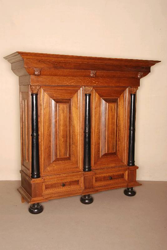 Kissenschrank, Holland, um 1960, Korpus Weichholz/Hartholz, mit EdelhÖlzern furniert, Mahagoni, Nußbaum und Palisander, auf balusterfÖrmigen ...