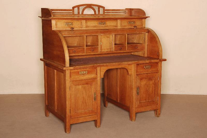 Schreibtisch, Holland, um 1910, Eiche massiv , strenger Jugendstil, gerader Korpus FÜllungen allseitig gerahmt, unter der ausziehbaren ...