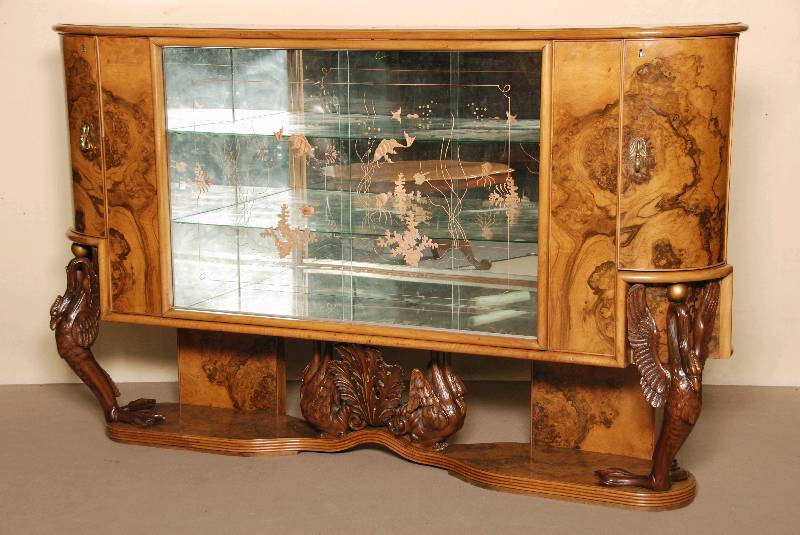 Anrichte bzw. Tressoir, Frankreich, um 1920, ArtDeco, Korpus Weichholz, z.T. Tischlerplatte, furniert mit ausgesuchtem Wurzelnußfurnier, auf ...