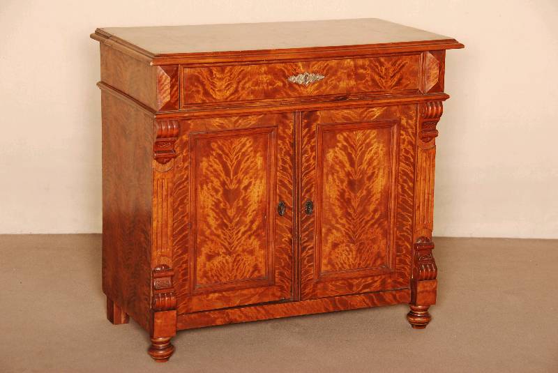 Halbschrank, deutsch, um 1880, GrÜnderzeit, Korpus Weichholz, Birke furniert, auf KugelfÜßen, Lisenen gerillt, auslaufend in Voluten, ...