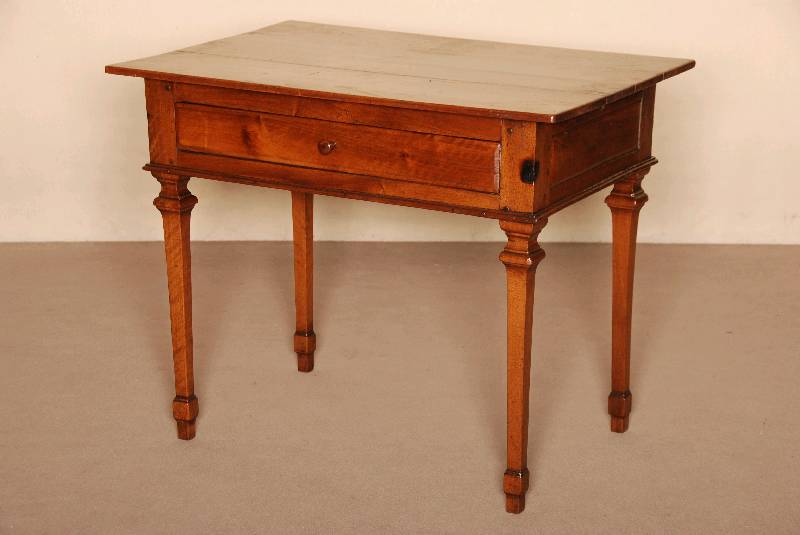 Tisch, sÜddeutsch, um 1760, Kirschbaum massiv, eckige Beine, breite Zarge, mit integrierte Schublade, original alte Platte mit Gebrauchsspuren, ...
