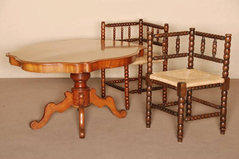 Couchtisch, Holland, um 1860, Louis-Philippe, auf balusterfÖrmigem Fuß, 4-fach ausladend, geschungene massive Mahagoniplatte, gebleicht, ...