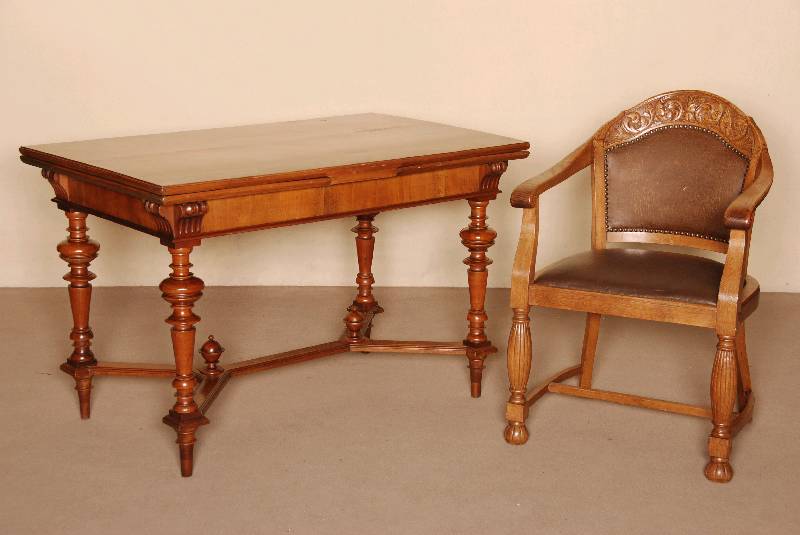 Ausziehtisch, deutsch, um 1880, GrÜnderzeit, Nußbaum z.T. furniert, auf gedrechselten Beinen, Y-fÖrmig verbunden, Zarge furniert, Platte ...