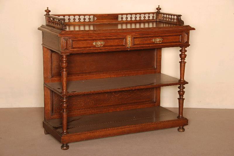Etagere, deutsch, um 1880, wohl Danziger-Stil, Eiche massiv, stark gedrechselte SÄule, Korkenzieherform, 3 Etagen und 2 Schubladen, Abschluß mit ...