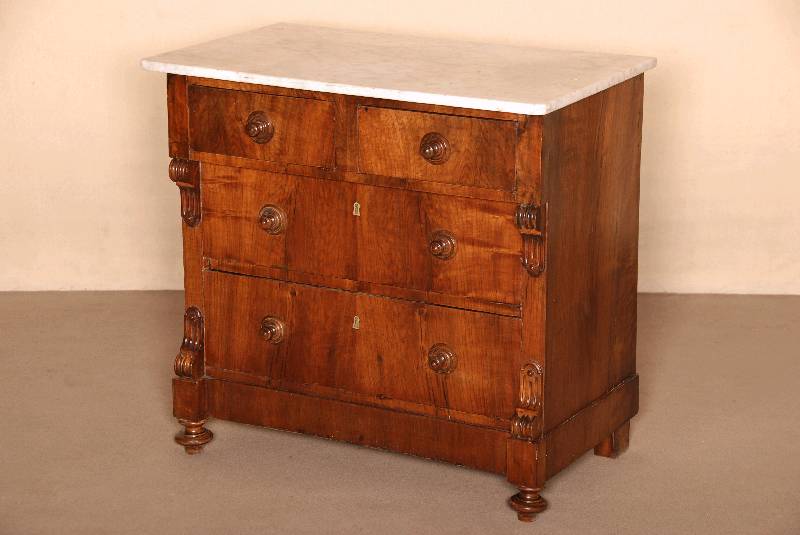 Kommode, deutsch, um 1880, GrÜnderzeit, auf KugelfÜßen, gerader Korpus, Weichholz, Nußbaum furniert, durchlaufendes Furnierbild, Abschluß ...