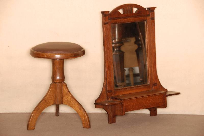 Kleiner HÄngespiegel, deutsch, um 1910, Eiche massiv, Rahmen unten mit Kammfach, Gebrauchsspuren, ca. 76x63x15 cm
